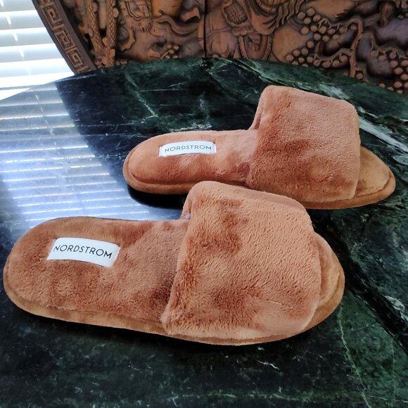 NEW Nordstrom Luxury Bronze Tan Plush Faux Fur Slippers Small - Picture 2 of 9